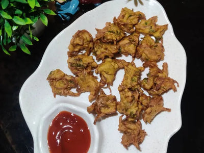 Crispy pearl millet flour onion fritters 